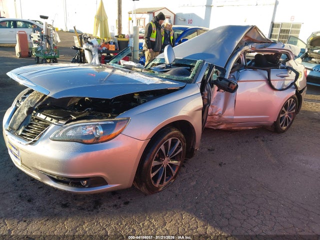 Chrysler 200 Touring 2014 1C3CCBBG5EN118537 Image 2