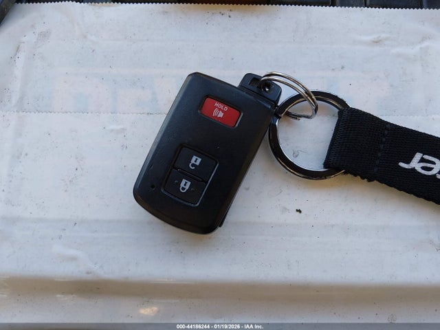 JTDKDTB39F1103930 Toyota Prius C Three