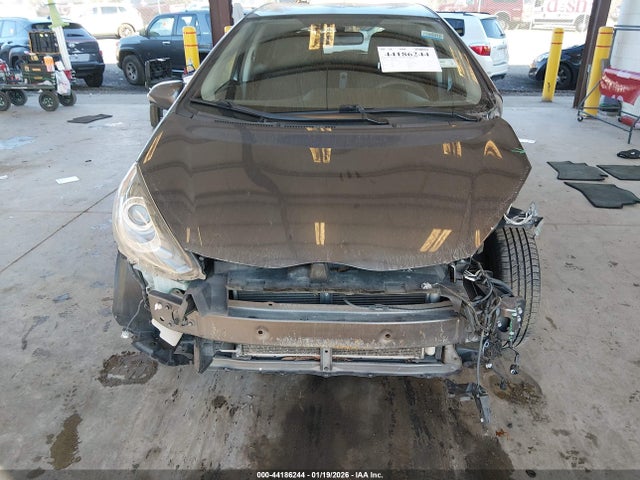 JTDKDTB39F1103930 Toyota Prius C Three