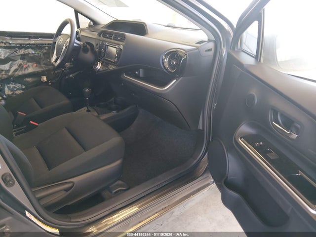 JTDKDTB39F1103930 Toyota Prius C Three