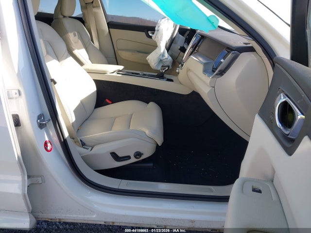 2019 VOLVO XC60 LYV102RK9KB196112 Photo 4