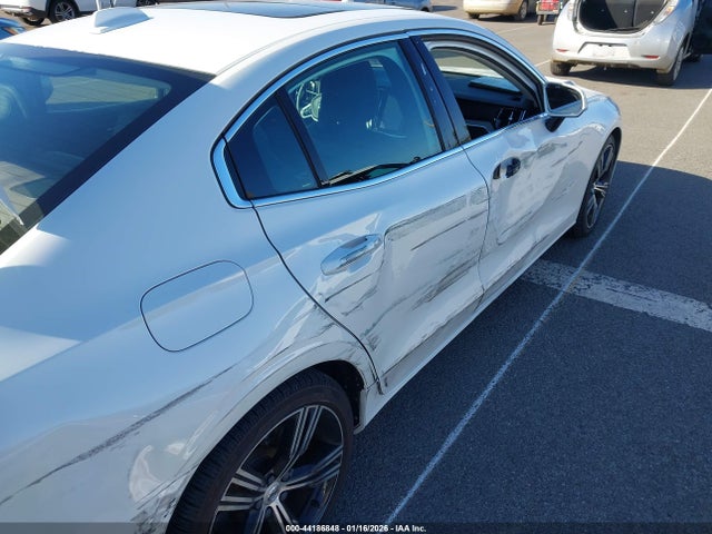 7JR102FL5KG011766 Volvo S60 T5 Inscription