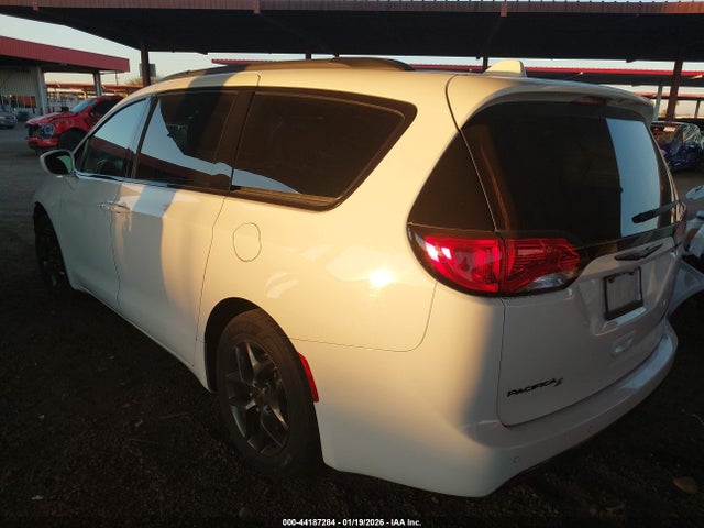2018 CHRYSLER PACIFICA 2C4RC1FG6JR340561 Photo 2