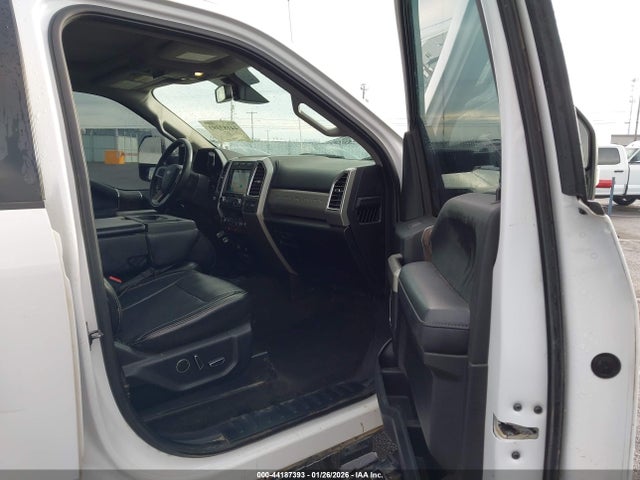 1FT8W3BT6JEB11909 Ford F-350 Lariat