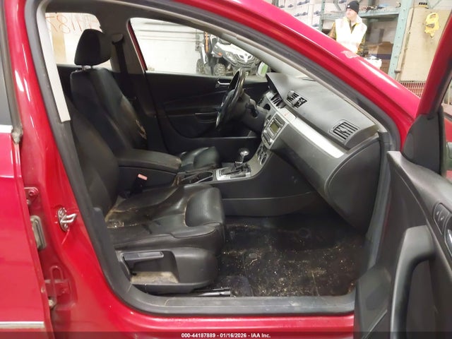 2008 VOLKSWAGEN PASSAT WVWAK73C38P049242 Photo 4