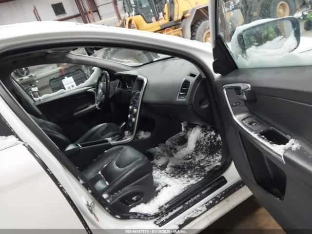 2016 VOLVO XC60 YV4612RK7G2781571 Photo 4