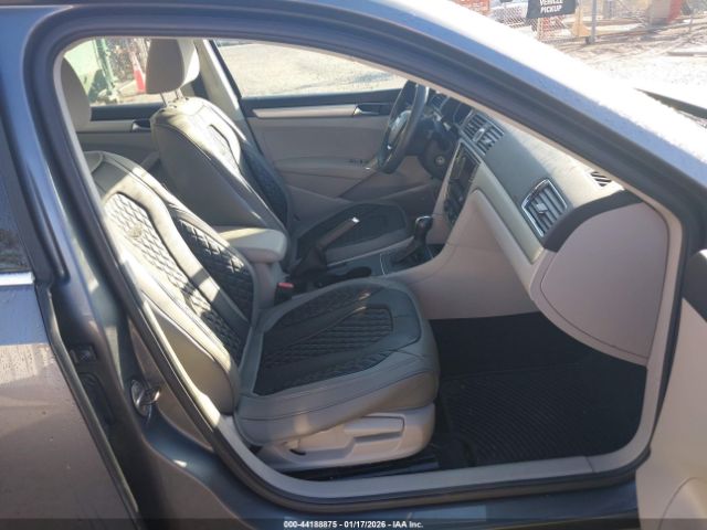 2017 VOLKSWAGEN PASSAT 1VWAT7A30HC061496 Photo 4