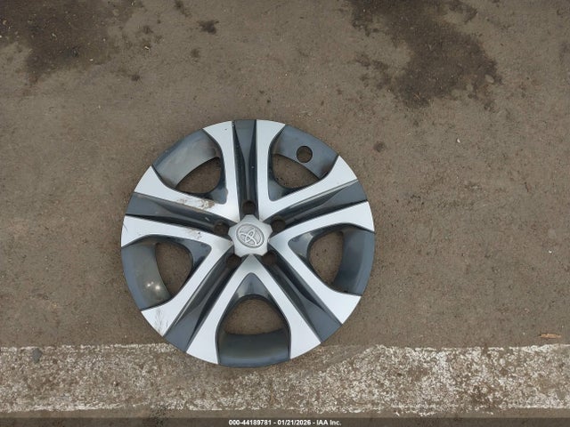 JTMZFREV7JJ172682 Toyota RAV4 LE