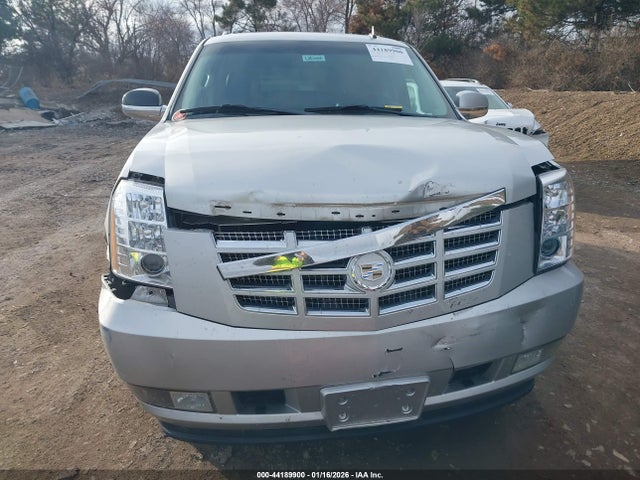 44189900 :رقم المزاد ، 1GYS4AEF5BR318026 vin ، 2011 Cadillac Escalade Standard مزاد بيع