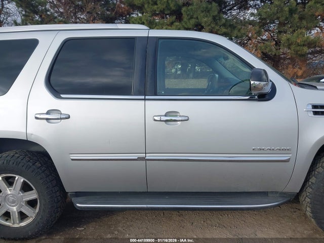 44189900 :رقم المزاد ، 1GYS4AEF5BR318026 vin ، 2011 Cadillac Escalade Standard مزاد بيع