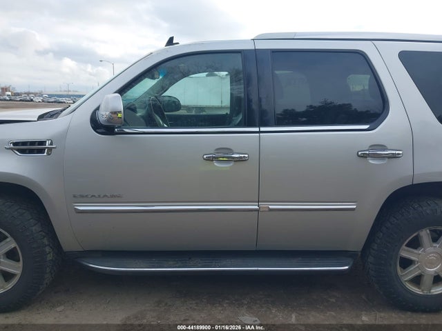44189900 :رقم المزاد ، 1GYS4AEF5BR318026 vin ، 2011 Cadillac Escalade Standard مزاد بيع