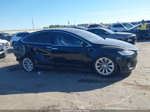 2017 Tesla Model X 100d/75d/90d მანქანა იყიდება აუქციონზე, vin: 5YJXCDE25HF035573, აუქციონის ნომერი: 44190176