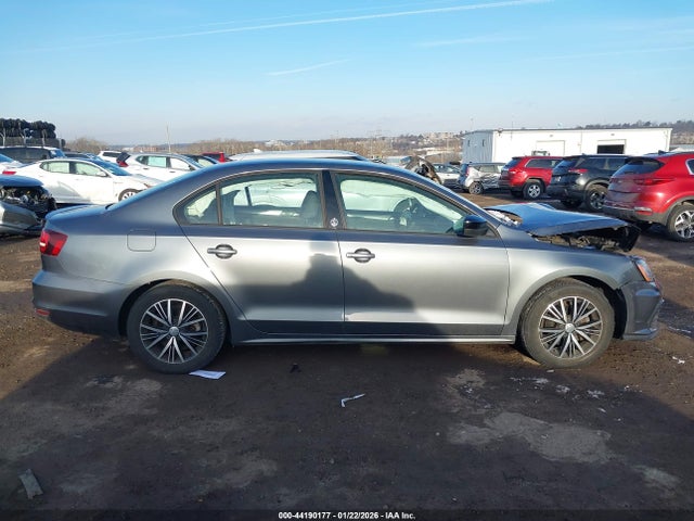 3VWB67AJ5JM214565 Volkswagen Jetta 1.4t Se/1.4t Wolfsburg Edition