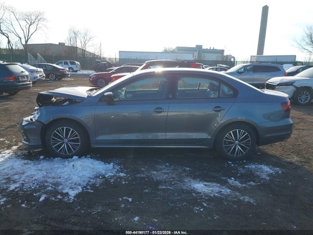 3VWB67AJ5JM214565 Volkswagen Jetta 1.4t Se/1.4t Wolfsburg Edition
