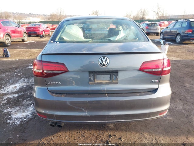 3VWB67AJ5JM214565 Volkswagen Jetta 1.4t Se/1.4t Wolfsburg Edition