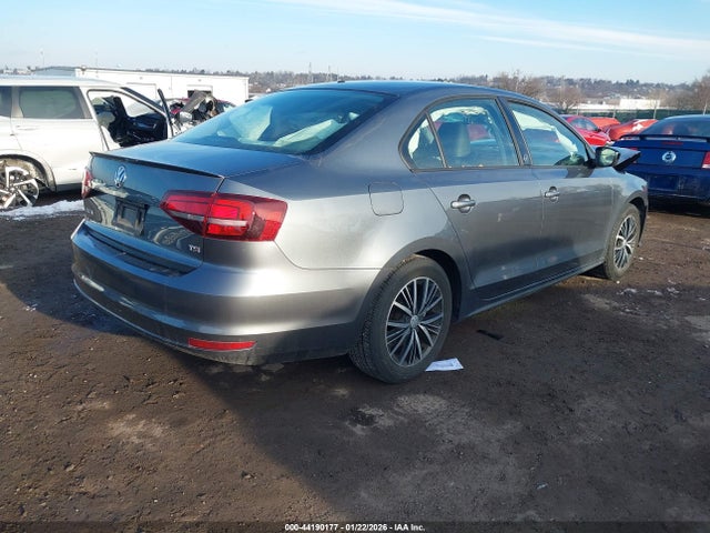 3VWB67AJ5JM214565 Volkswagen Jetta 1.4t Se/1.4t Wolfsburg Edition