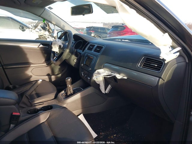 3VWB67AJ5JM214565 Volkswagen Jetta 1.4t Se/1.4t Wolfsburg Edition
