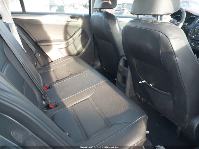 3VWB67AJ5JM214565 Volkswagen Jetta 1.4t Se/1.4t Wolfsburg Edition