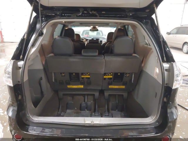 44190768 :رقم المزاد ، 5TDXK3DC7CS261318 vin ، 2012 Toyota Sienna Se 8 Passenger مزاد بيع