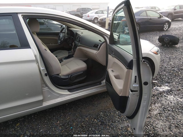 5NPD74LFXHH104742 Hyundai ELANTRA SE