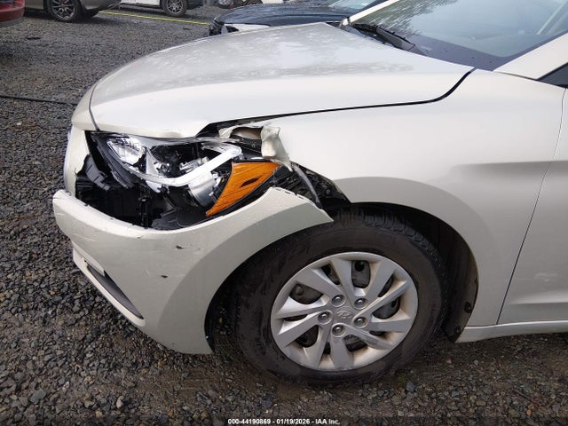 5NPD74LFXHH104742 Hyundai ELANTRA SE