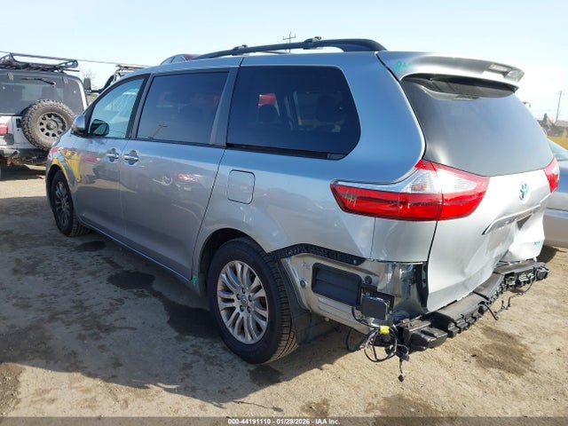 2017 TOYOTA SIENNA 5TDYZ3DC3HS858571 Photo 2