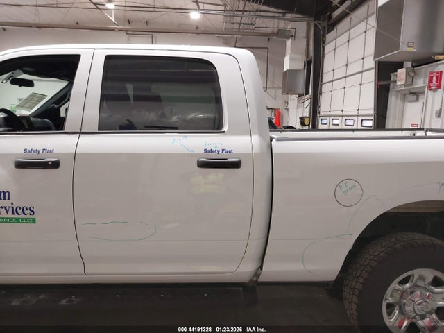 44191328 :رقم المزاد ، 3C6UR5CJ8NG305961 vin ، 2022 Ram 2500 Tradesman  4x4 6'4 Box مزاد بيع