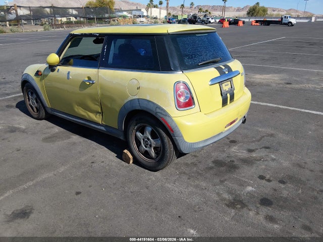 2011 MINI COOPER WMWSU3C56BT091182 Photo 2