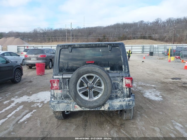 1C4HJXEG8JW115930 Jeep Wrangler Unlimited Sahara 4x4