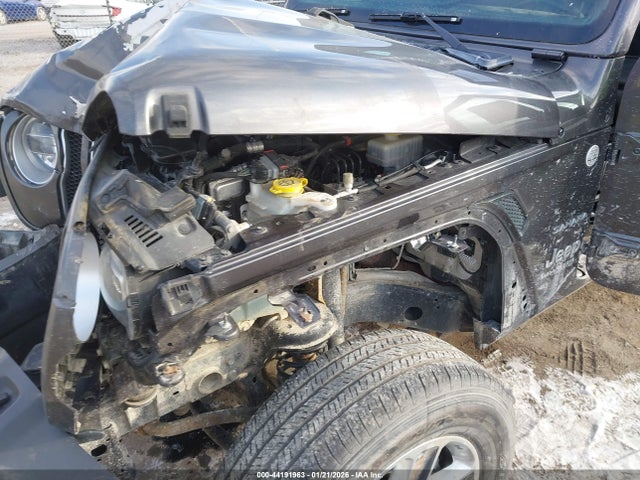1C4HJXEG8JW115930 Jeep Wrangler Unlimited Sahara 4x4