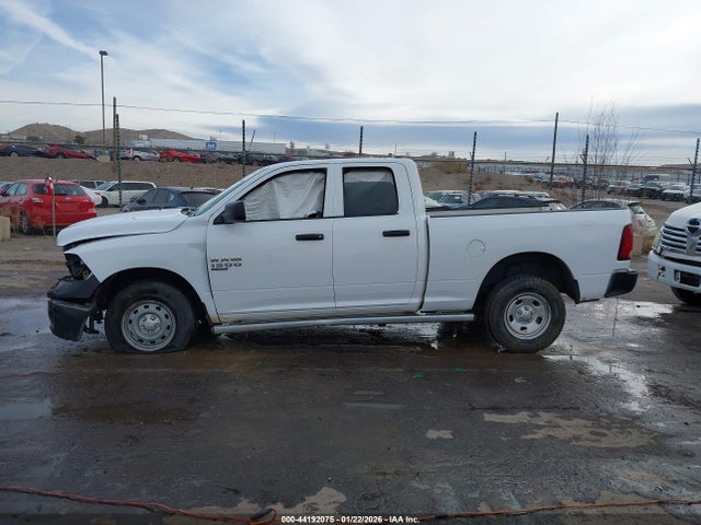 1C6RR7FG1KS678992 RAM 1500 Classic Tradesman 4x4 6&#039;4 Box