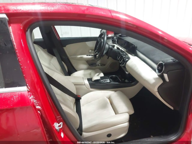 WDD3G4EB8KW022926 Mercedes-Benz A 220