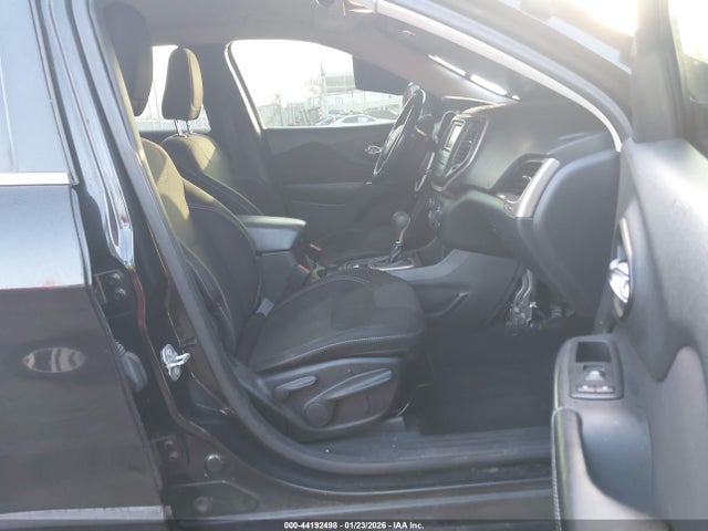 1C4PJLCB8FW694842 Jeep Cherokee Latitude