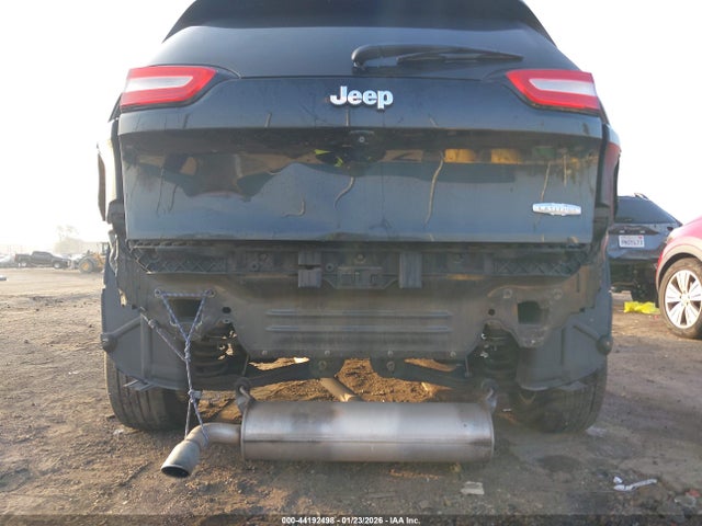 1C4PJLCB8FW694842 Jeep Cherokee Latitude