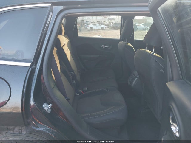1C4PJLCB8FW694842 Jeep Cherokee Latitude
