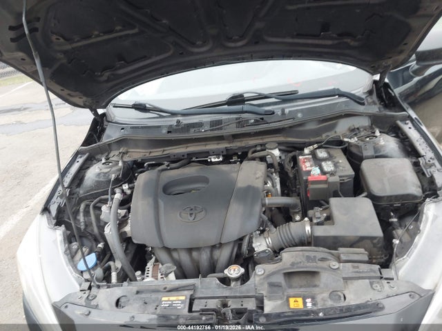 3MYDLBYV8KY504455 Toyota YARIS LE