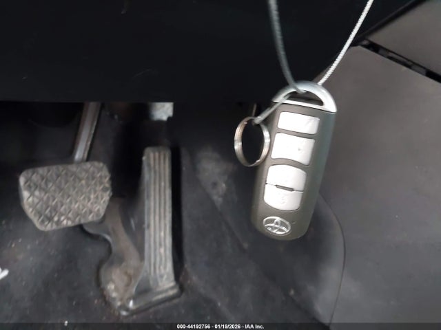3MYDLBYV8KY504455 Toyota YARIS LE