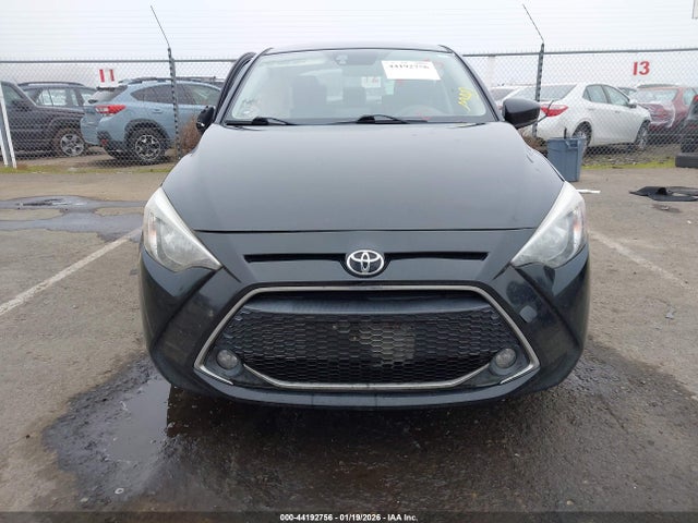 3MYDLBYV8KY504455 Toyota YARIS LE