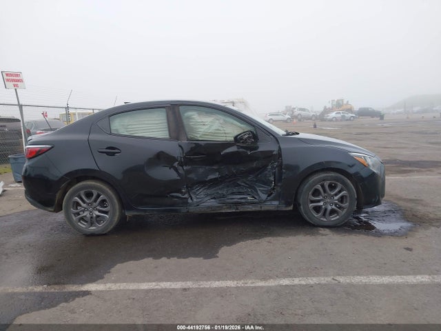 3MYDLBYV8KY504455 Toyota YARIS LE