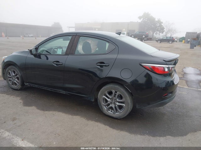 3MYDLBYV8KY504455 Toyota YARIS LE