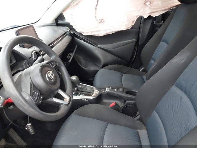 3MYDLBYV8KY504455 Toyota YARIS LE