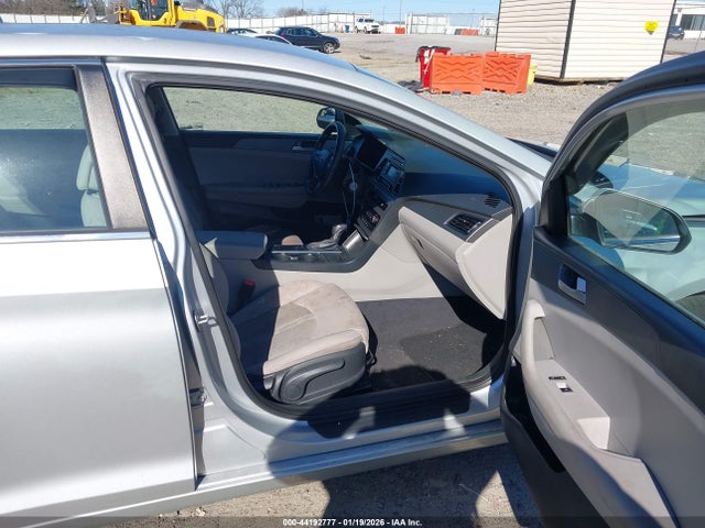 2017 HYUNDAI SONATA 5NPE24AF8HH471810 Photo 4