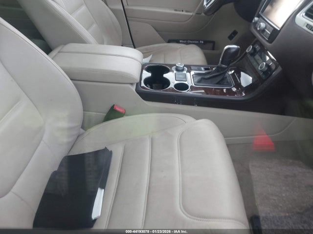 2015 Volkswagen Touareg V6 Lux მანქანა იყიდება აუქციონზე, vin: WVGEF9BPXFD006811, აუქციონის ნომერი: 44193078
