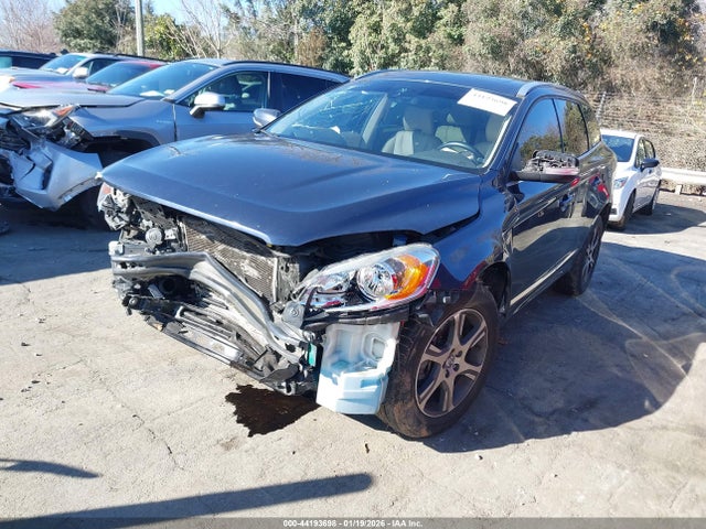 2015 VOLVO XC60 YV4902RKXF2633865 Photo 1
