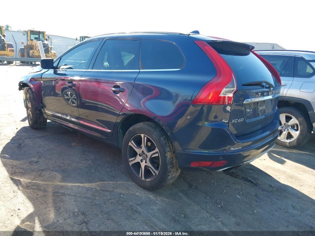2015 VOLVO XC60 YV4902RKXF2633865 Photo 2