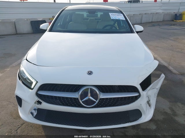 WDD3G4EBXKW011717 Mercedes-Benz A 220