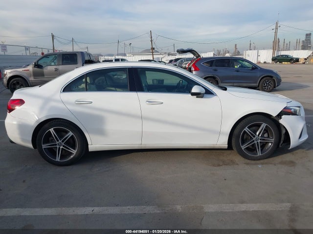 WDD3G4EBXKW011717 Mercedes-Benz A 220