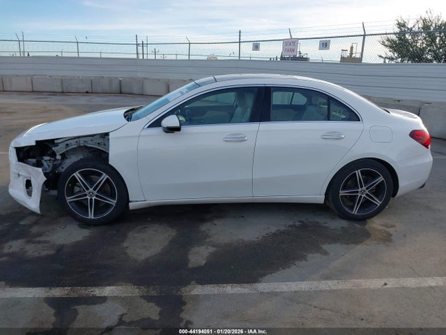 WDD3G4EBXKW011717 Mercedes-Benz A 220