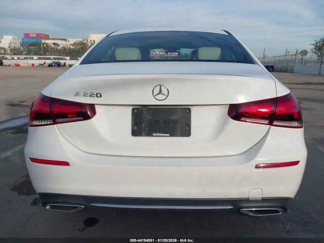 WDD3G4EBXKW011717 Mercedes-Benz A 220