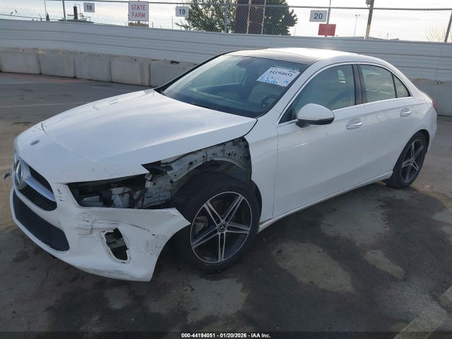 WDD3G4EBXKW011717 Mercedes-Benz A 220